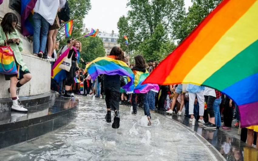Comisia Europeană propune ca părinții homosexuali să fie recunoscuţi ca atare în toate ţările UE