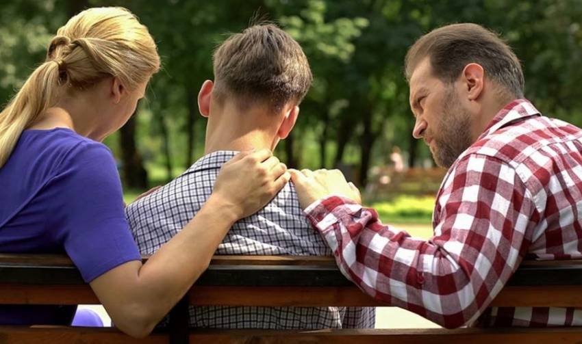 Cum să ajuți pe cineva care se confruntă cu disforia de gen
