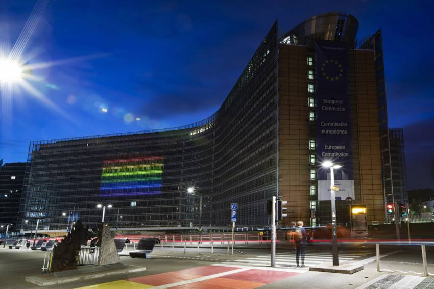 Lovitură pentru grupul LGBT: oamenii premierului italian resping Certificatul European de Paternitate
