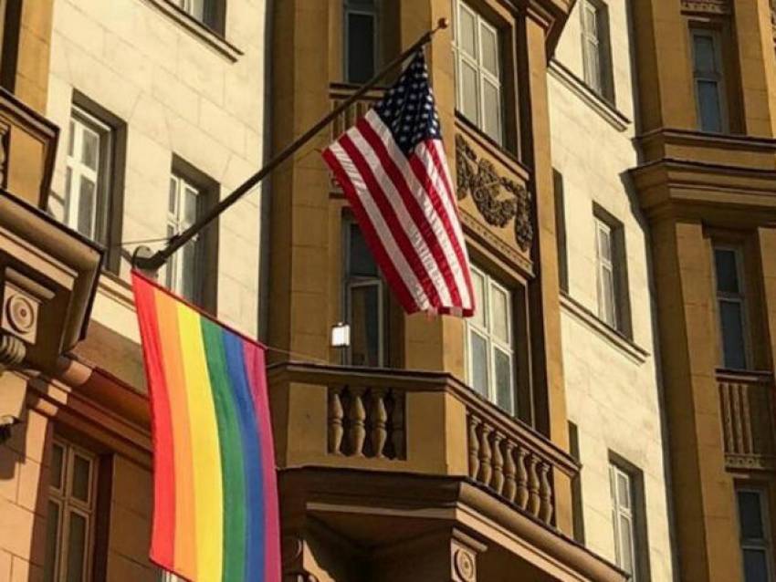Fix de asta era nevoie: Steagurile de „mândrie” LGBT vor fi arborate la ambasadele SUA din întreaga lume