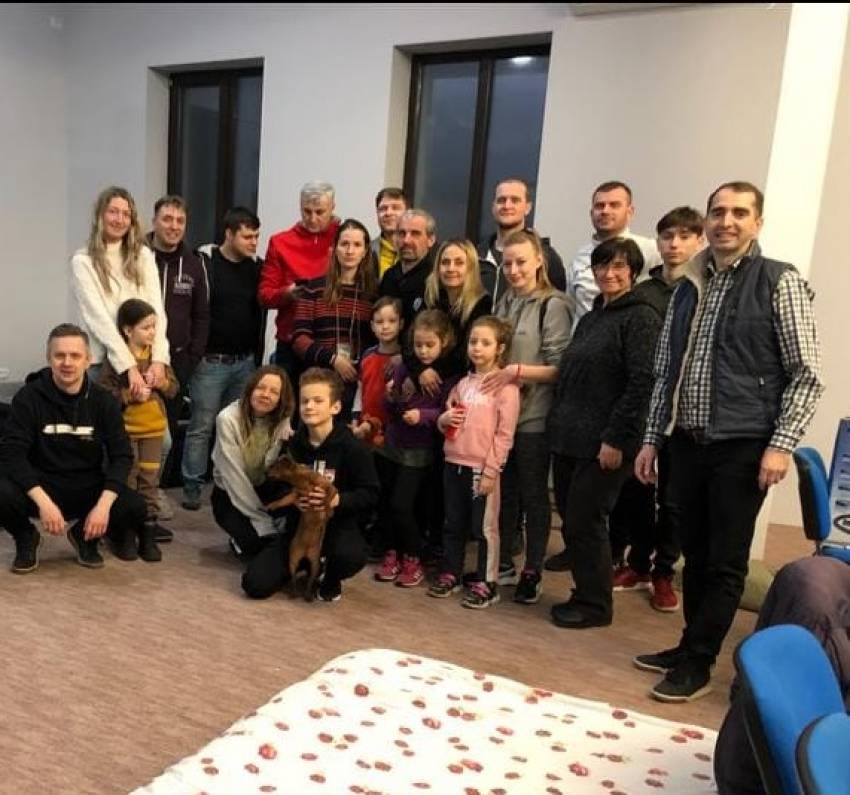 Un grup de 17 refugiați surdo-muți a fost adăpostit, peste noapte, într-o biserică din municipiul Vaslui