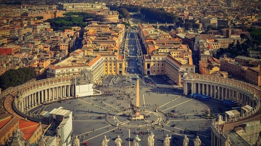 Vatican: Uniunile între persoanele de acelaşi sex nu pot primi binecuvântarea Bisericii