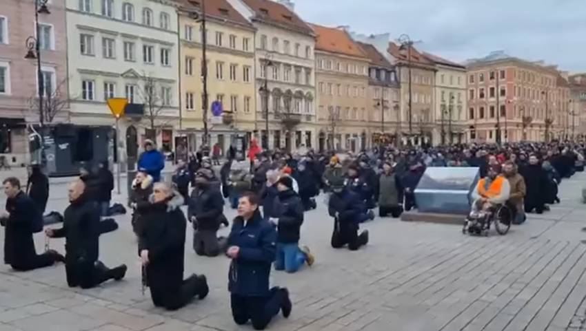 Imagini inedite în vremuri tulburi: Rugăciunea publică pentru tămăduirea ţării (VIDEO)