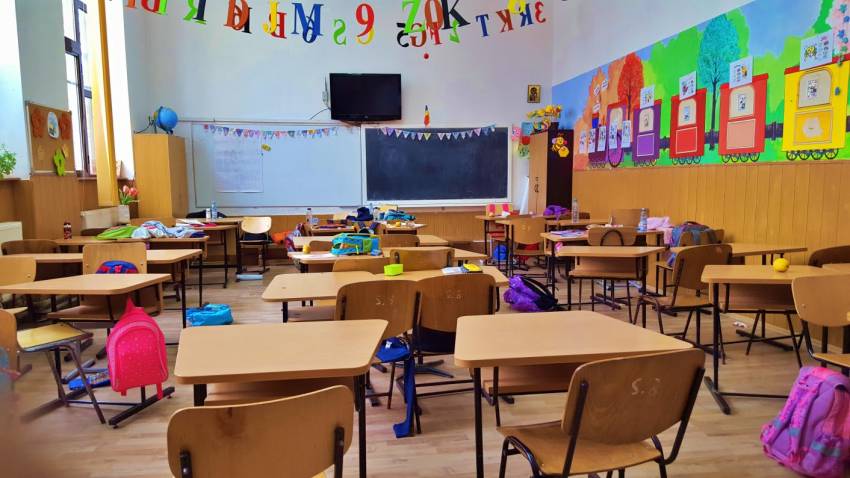 Profesor creștin suspendat pentru că se opune folosirii pronumelor transgender, repus în funcție