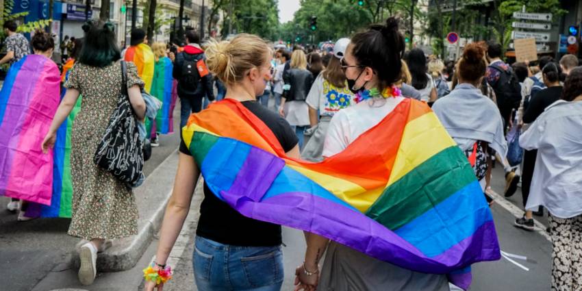 În timp ce soldații ucraineni își dau viețile în războiul cu Rusia, în Harkov se organizează un marș LGBTQ+ și un PrideFest