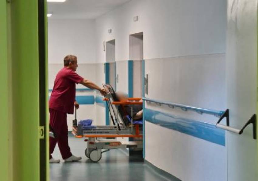 Scoși din azilele de la Dumbrava și „uitați” în spitale. 16 persoane vulnerabile stau de trei săptămâni la Oradea și Beiuș, un bărbat a murit