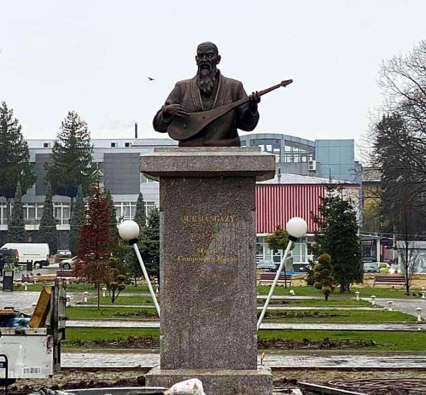 Sali Sabri ◉ Propun să amplasăm o statuie, în centrul orașului nostru, în cinstea domnului Iohannis...