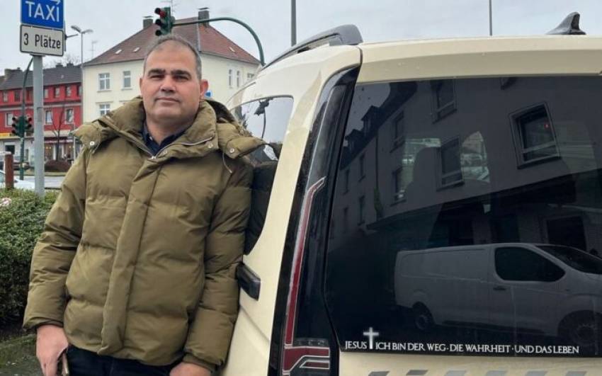 Germania | Un șofer de taxi a fost amendat pentru că a lipit un citat din Hristos, minuscul, pe mașină