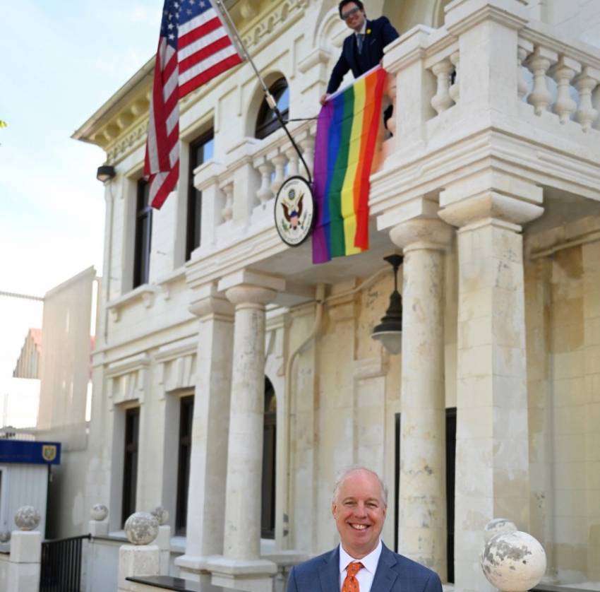 Drapelul LGBTI - arborat pe Ambasada Statelor Unite la Chișinău