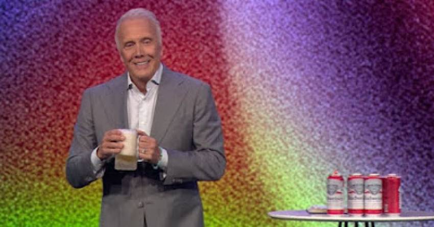 Pastorul texan Ed Young deschide berea pe scenă pentru a predica un mesaj puternic despre alcool