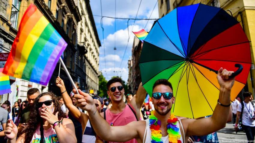 Propaganda LGBT merge mai departe! Drapelul curcubeu va fi arborat la sediile Parlamentului European